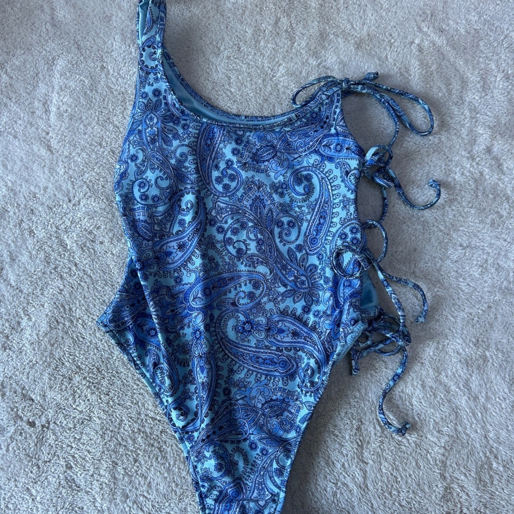 Frankies Bikinis Honey One Shoulder One Piece Swimsuit Size M Blue Paisley - Picture 1 of 4